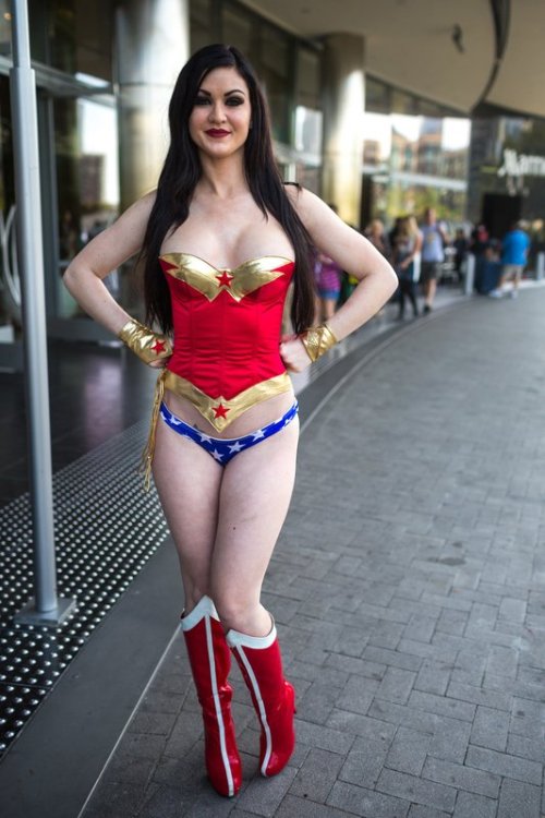 demonsee:  Wonder Woman  adult photos