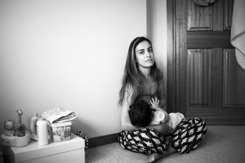 Tired Of Staged Breastfeeding Photos, I Started Shooting It In All Its Beautiful Messiness‘I was tir