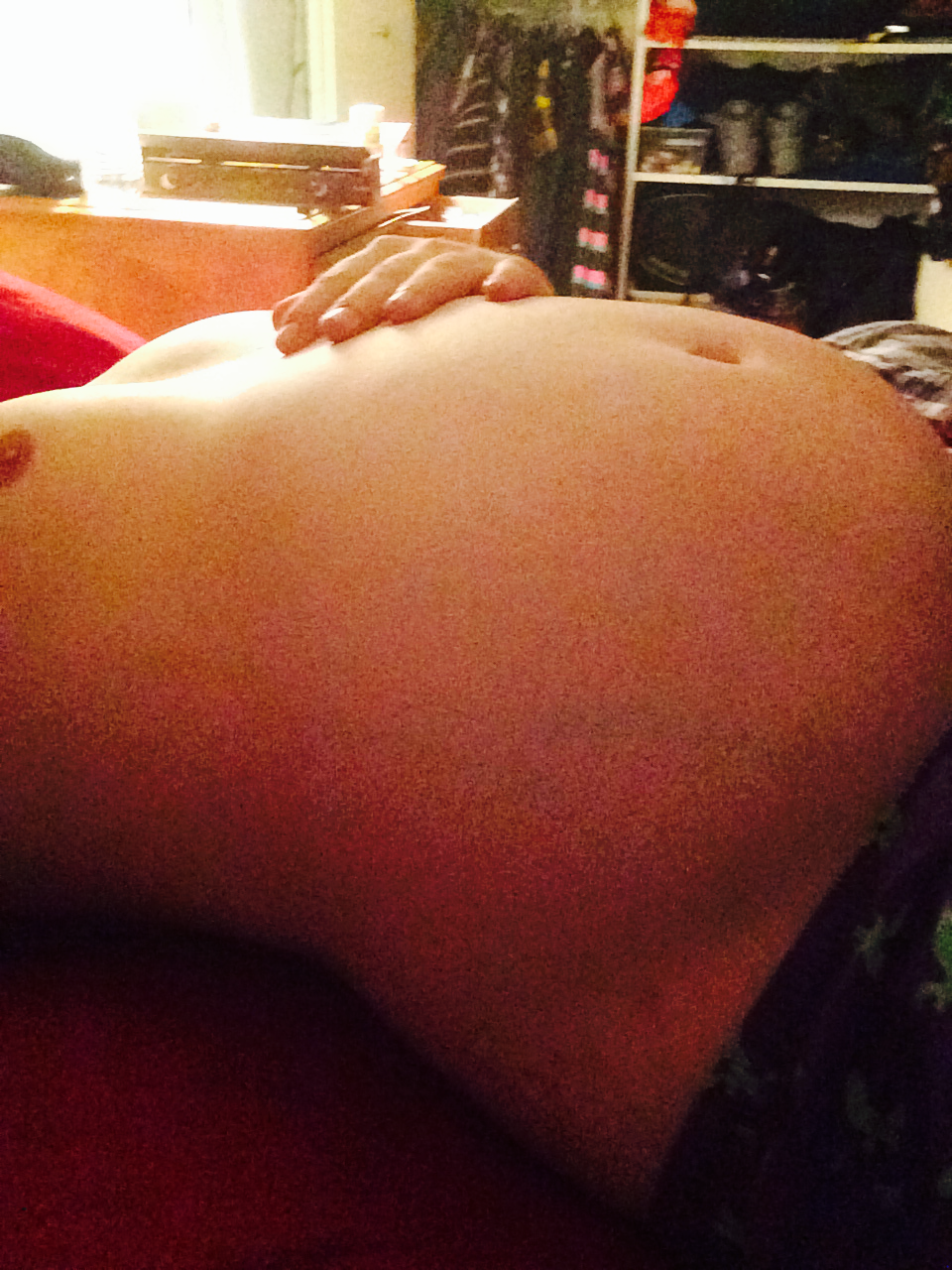 bellylover111:  I literally look like a human balloon xD my gut just keeps expanding!!!
