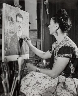 nostalgia-gallery: Frida Kahlo painting portrait of her father by Gisele Freund (1951)