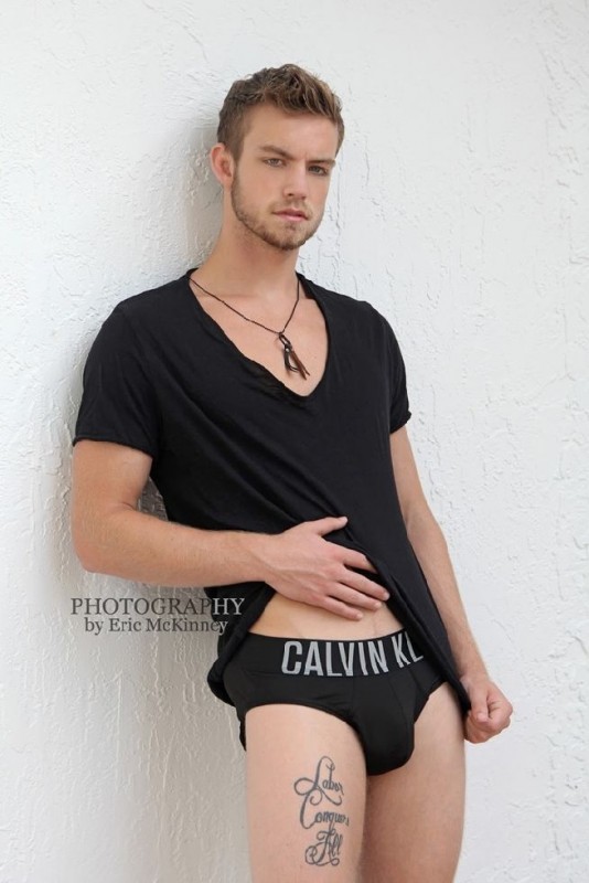 hotfamousmen:  Dustin McNeer