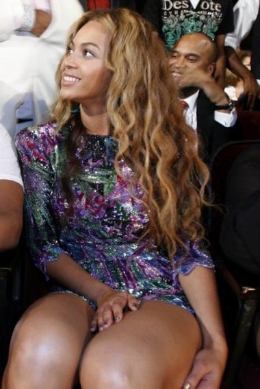 txcooksawyer:  Beyonce and her thick juicy thighs!
