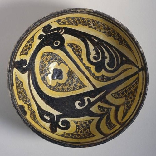 Bowl, Iran, Nishapur, 10th century. Earthenware, underglaze slip-painted