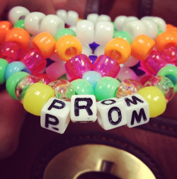 1nstant-qway:  sugarlungs:  wolfthepeople:  How I asked my Prom Date today, raver style. She said yes!!!   So cute :D  bravo