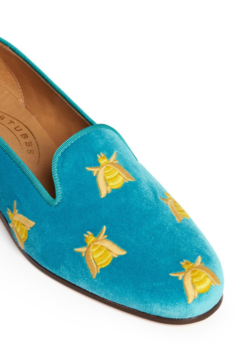 Stubbs & Wootton , blue honeybee velvet slip ons. Fonte : www.lyst.com , via tinamotta.tumblr.co