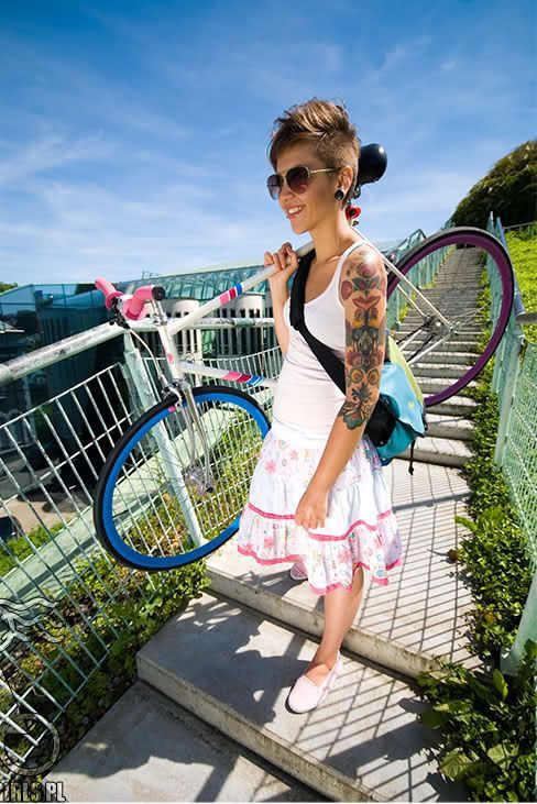 girls-on-bicycles:  Girls On Bicycle