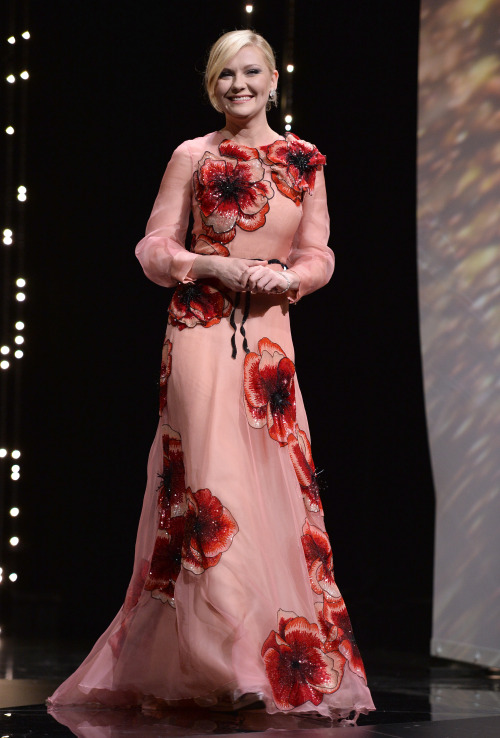 Kirsten Dunst (in Gucci gown, Chopard jewelry and Salvatore Ferragamo clutch), Susan Sarandon a