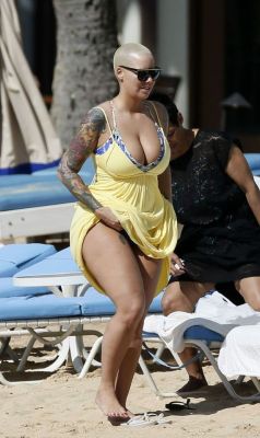 datboinitty:  Amber Rose phat bootay n bikini