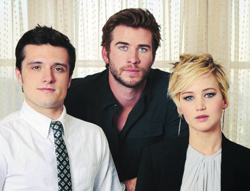 singleinco25:fantastcbeasts:Jennifer Lawrence, Josh Hutcheron, and Liam Hemsworth in The Hunger Game