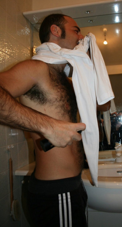 mydirtysexdreams:  coolhotdutch:  skip the den man  I wanna sniff and lick the  perspiration  if he sweats properly 