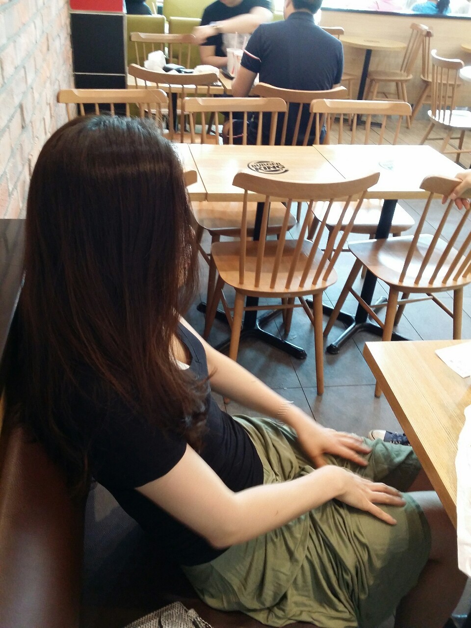 tunning-pinuts:  와이프의 일상…… 덥다고 치마올리고 앉아있음.
