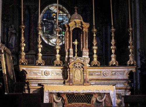 Chiesa di San Francesco d'Assisi (Torino): main altar in polychrome marble by Bernardo Vittone (1704