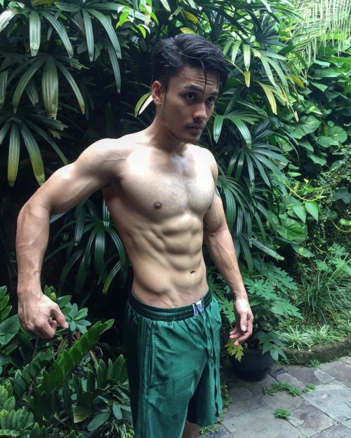 awesomeimranthaqif: ilov3twinx: fariqfawwazajwad: forbiddensarang: this guy is a total hottie I ME