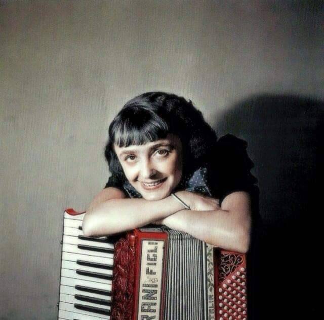 Édith Piaf à 21 ans 1936, Paris
(by Boris Lipnitzki)