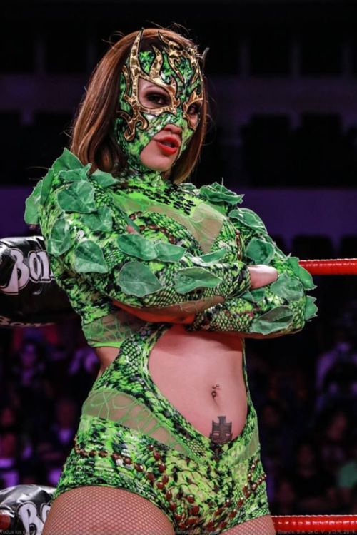 Luchadora La Hiedra looking great ..