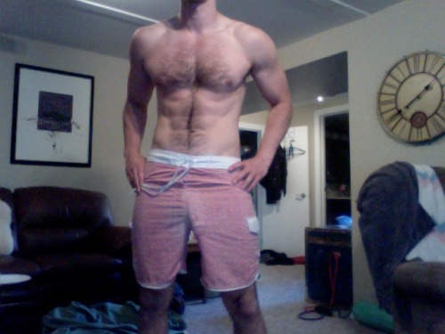 youngandhairymen:Damn he is sexy
