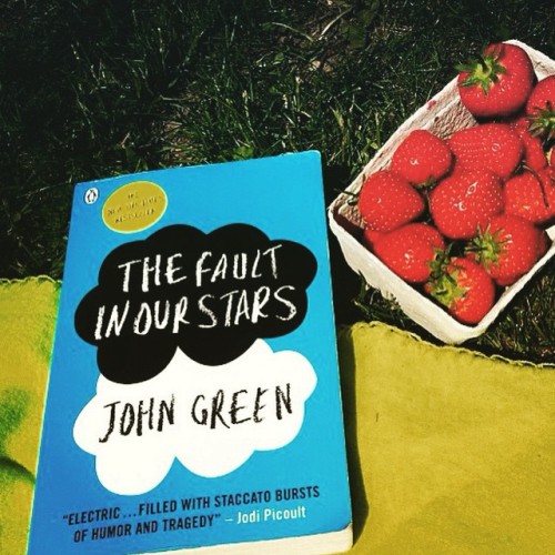 Feel like Summer ☀️✌ #sunny #sunday #garden #book #johngreen #thefaultinourstars #strawberries #love