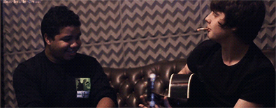 idlers-beatle-dream:  Jake Bugg with a guy who’s never played guitar before (thanks