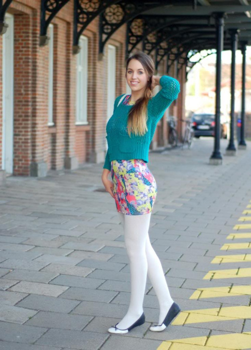 Short multi coloured mini skirt with white tights