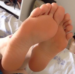 3feetgirls:  DM us for pictures of feet. Three girls who take pictures of our feet. All packages are customizable and prices vary. Email us at avaharperash@gmail.com