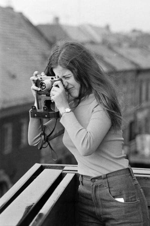 Taking photos from the roof of the Centrum department store, Eger, 1977. From the Budapest Municipal