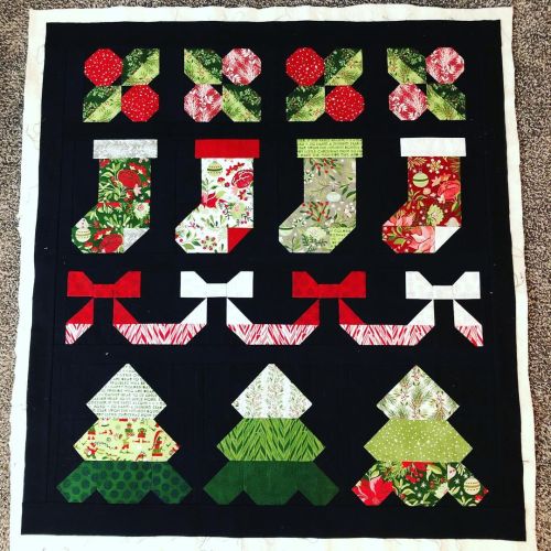 I started this lovely quilt yesterday. It’s the #allthetrimmingsqal from @fatquartershop I did