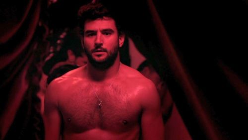 Antonio Velázquez nudo in &ldquo;Cuatro lunas&rdquo; (2014)