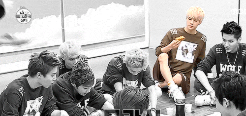 ohiorat:  That look Sehun gave when he spotted Tao dashing to sit next to him though. (￢‿￢)