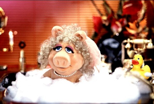 themuppetmasterencyclopedia:Miss Piggy taking a bath with rubber ducky ???