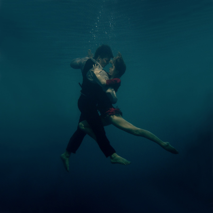 singyoularityisheretostay:  Underwater Tango by Katerina Bodrunova (Photographer).