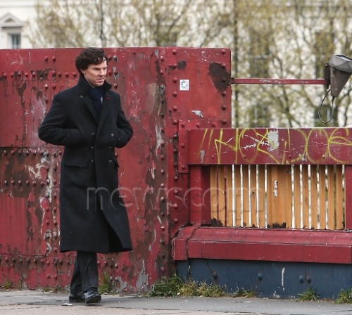 ppq-1:Benedict Cumberbatch films a scene for the new series Sherlock on Vauxhall Bridge 27 Apr 2016 