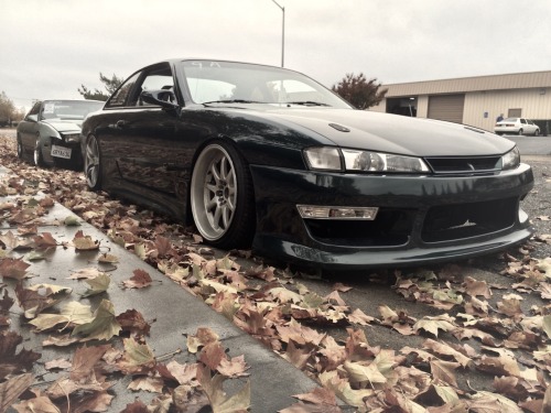 milliardo-peacecraft: gldstr: POSIN YO. HIS CAR LOOKS FUCKING AMAZING.