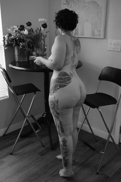 XXX thickiinickii:  That candid📷 (my ass is photo