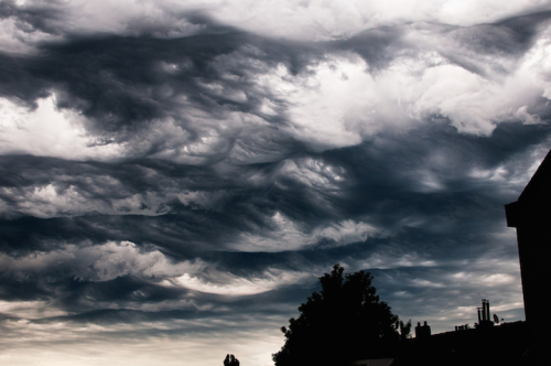 mymodernmet:  Undulatus asperatus, a rare cloud formation whose name means “roughened or agitated waves,” looks like a sea of stormy waters rolling across the sky. 