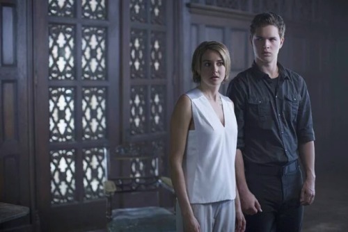 b-dauntless: Shailene Woodley and Theo James in the new Allegiant Stills via Yahoo Taiwan