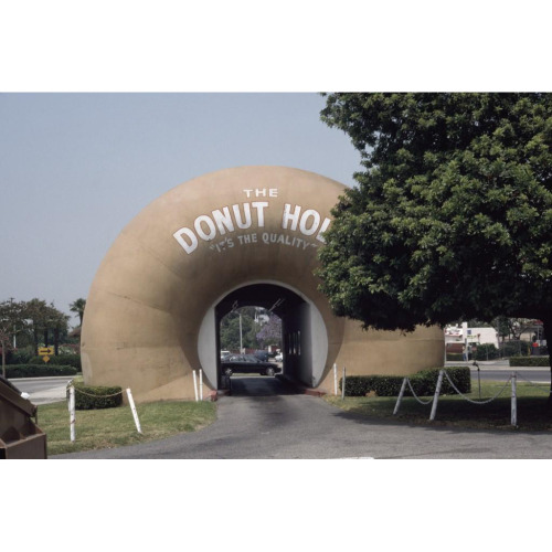 As an example of programmatic architecture, The Donut Hole is one of Southern California’s ver