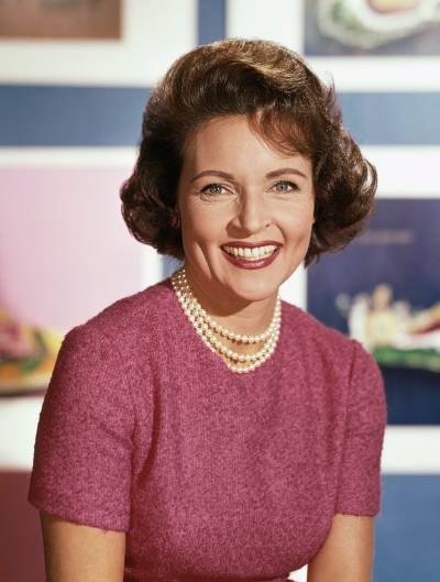 been-out-ridin-fences-deactivat:honey-deerling:rest in peace, Betty White. you were a national treasure and the world would never have been the same without you.Godspeed, Betty. A shining light in a dark world.  Rest in Peace 💔