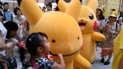 thatjapaneseguy:  Guys! There’s a Ditto Pikachu hiding among the Pikachus at the Pikachu festival! This makes me so happy! 