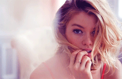Stella Maxwell Fansite