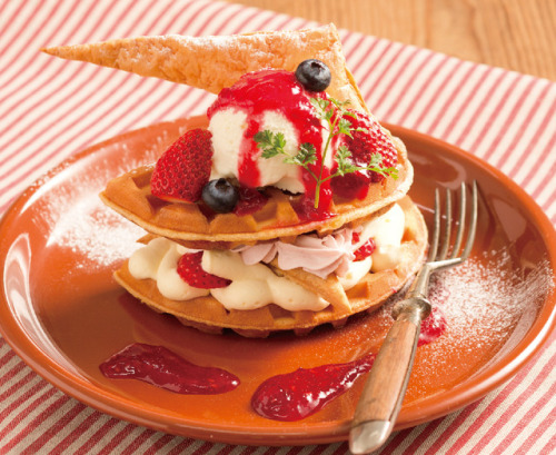 Seasonal Waffle〉 いちごのミルフィーユワッフル 単品750yen＋税...