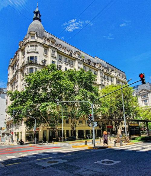 Desde la esquina de Avenida Leandro N. Alem y Lavalle hasta Avenida Corrientes, este hermoso edifici