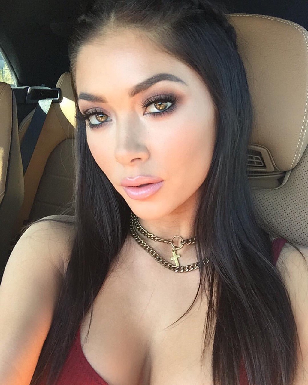 timeisabandit:  Hot hot chick!
