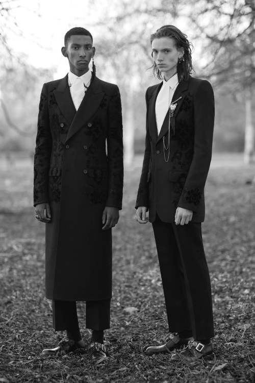 visualjunkee:  Oscar Wilde inspired Look Book for Alexander McQueen - Autumn/Winter 2017 Menswear Collection - designer: Sarah Burton - photographer: Ethan James Green - stylist: Alister Mackie - art direction: M/M Paris - hair: Matt Mulhall - makeup: