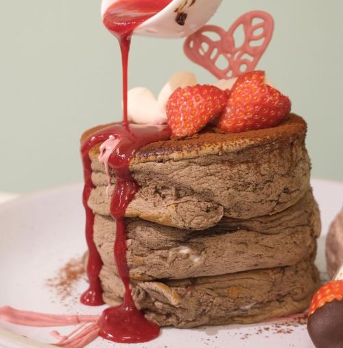 .❁ミカサデコカフェ❁バレンタインパンケーキ2/1からスタートしたミカサデコカフェのバレンタインパンケーキ♪神宮前・原宿にあるミカサデコカフェのパンケーキはふわっふわ！ショコラ生地のパンケーキにベリー