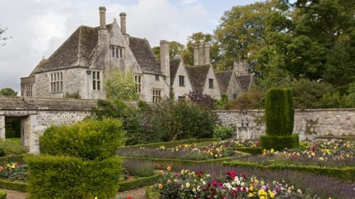 Medieval garden characteristics:Gardens enclosed with wattle fences or quickthorn hedgesTrellis walk