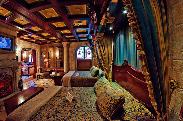 dreams-of-a-disney-wonderland:  A Tour of a Cinderella Castle Suite 