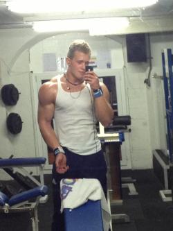 holy shit look at those fucking shoulders