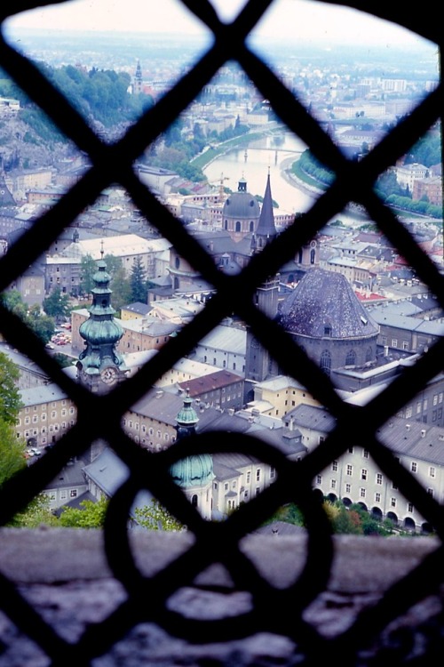 Blick aus einem Fenster des Schlosses in Richtung der Kathedrale, einen Teil der Stadt, und der Salz