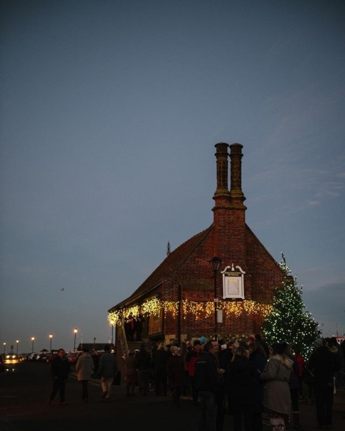 oldfarmhouse:’“Aldeburgh lights and carols ” (via #just_belle @instagram)