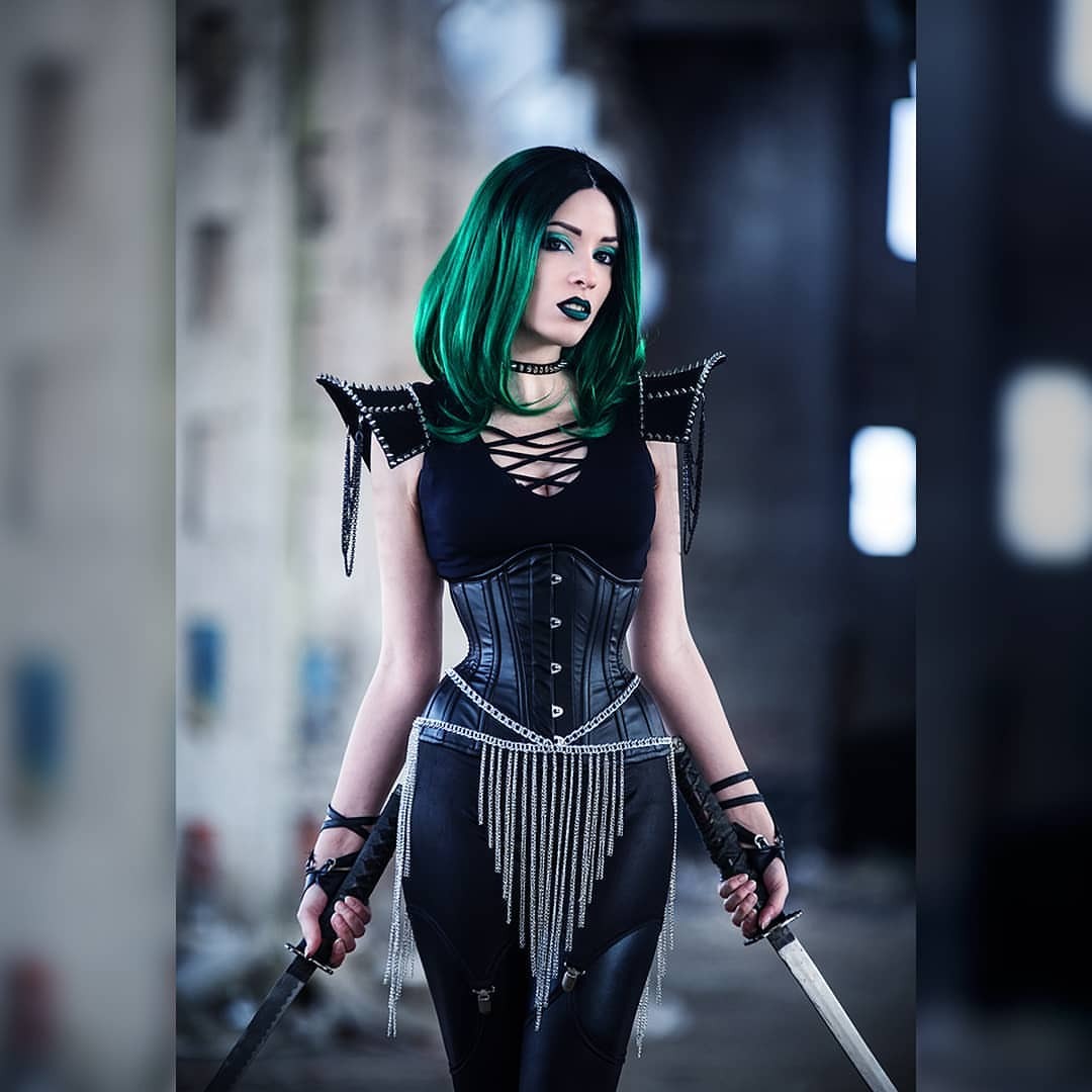 gothicandamazing:    Model, Photo, MUA: DaedraShoulder pads: Mystic ThreadWig: Black